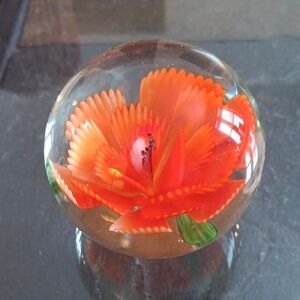 GLASS FLOWER PAPERWEIGHT